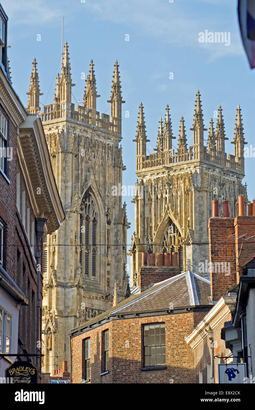 Ein Schuss von den Türmen des York Minster aus dem Markt durch die Dächer und Kamine. Stockfoto