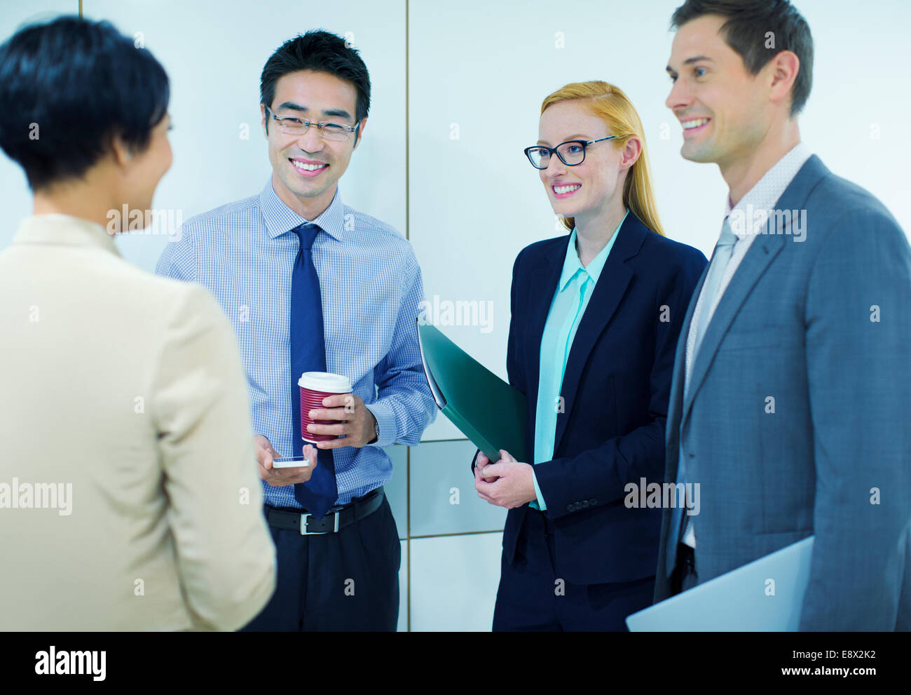Business-Leute, die reden im Bürogebäude Stockfoto