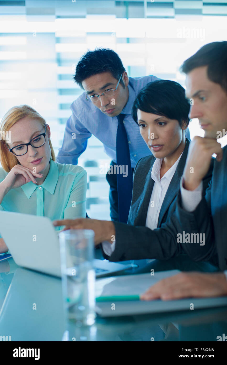 Business-Leute reden in Sitzung im Bürogebäude Stockfoto