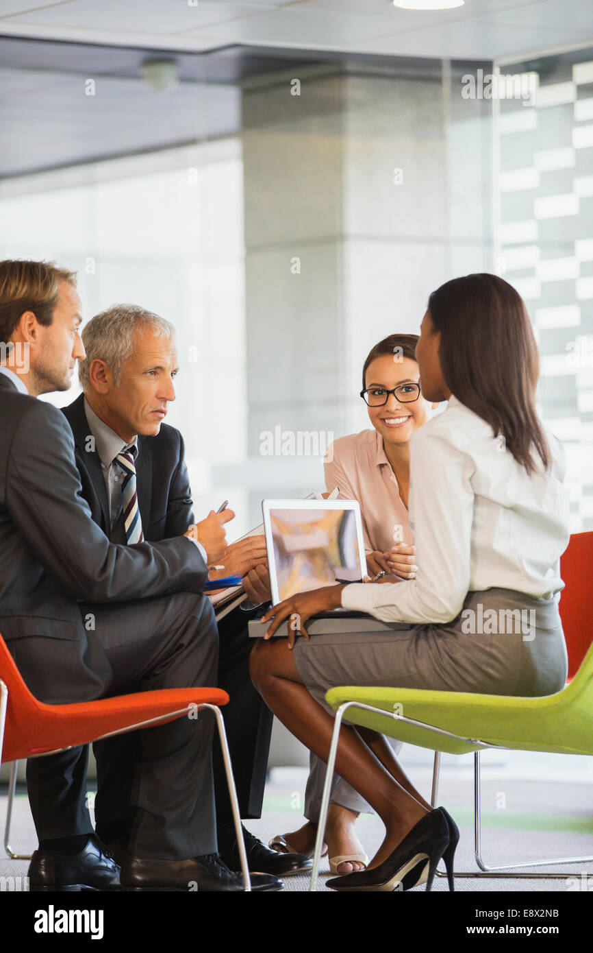 Geschäftsleute mit Treffen in Bürogebäude Stockfoto