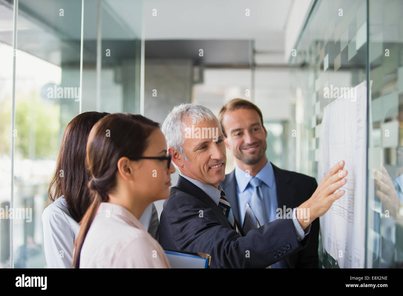 Geschäftsleute, die Diskussion über Dokumente im Bürogebäude Stockfoto