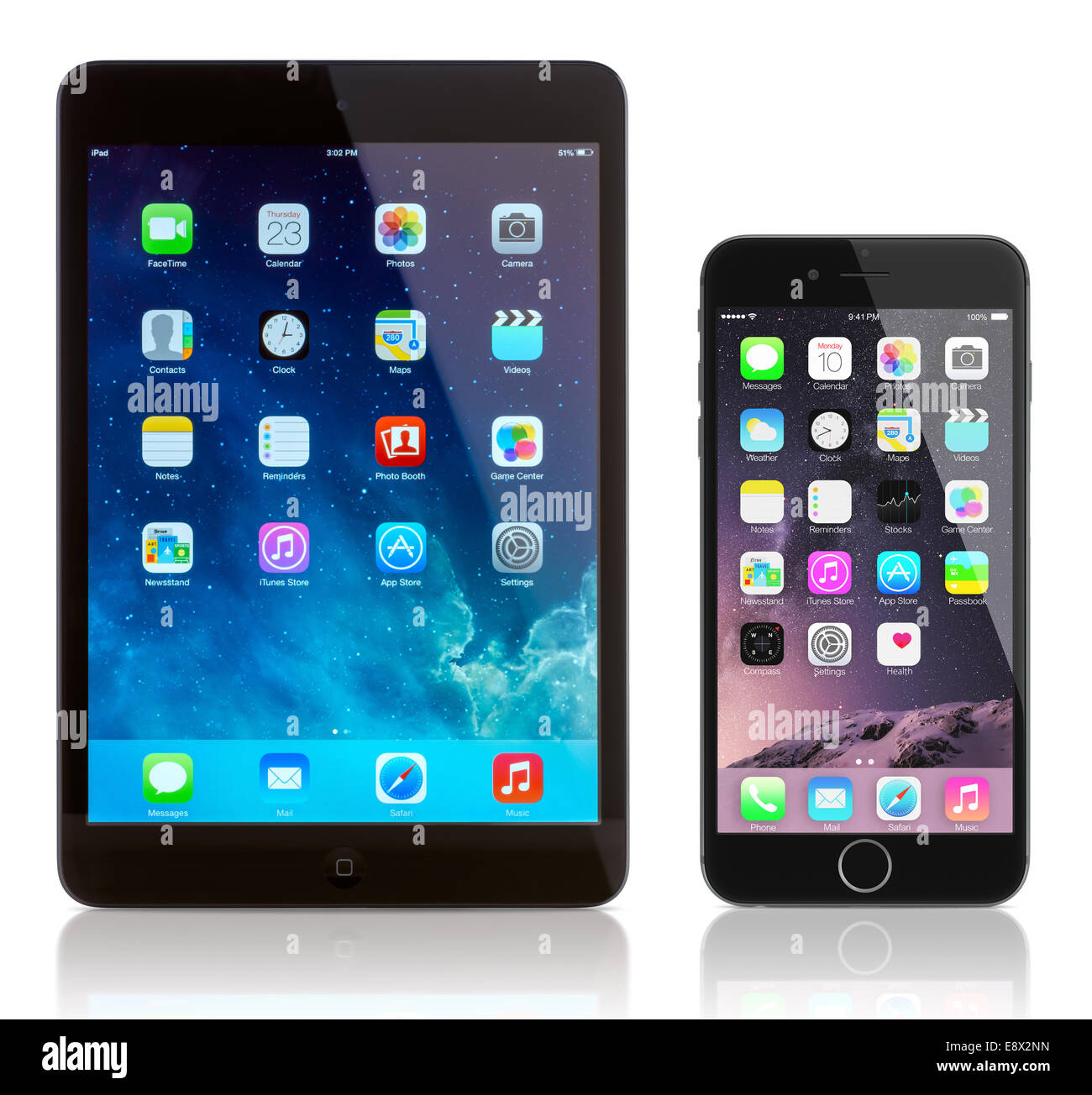 iPad Mini und iPhone 6 Plus auf weiß. Apple iOS 8 Anwendungen auf dem home-Bildschirm. Stockfoto