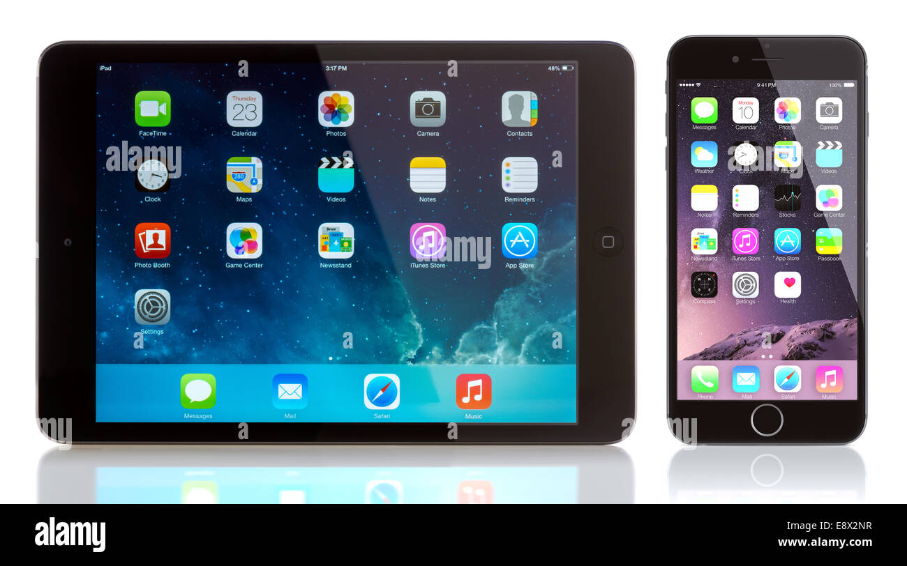iPad Mini und iPhone 6 auf weiß. Apple iOS 8 Anwendungen auf dem home-Bildschirm des iPhone 6 Stockfoto