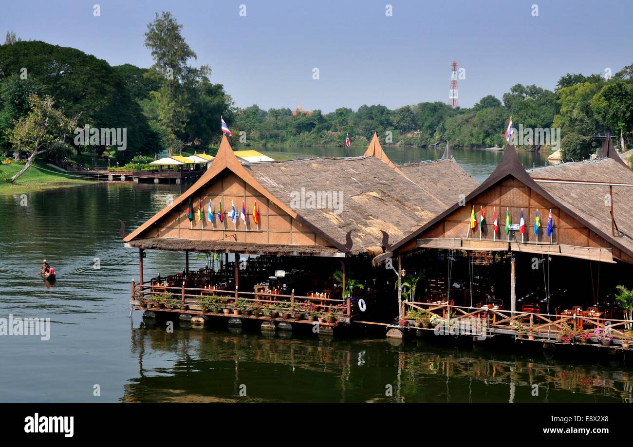 KANCHANABURI, THAILAND: Restaurant Pavillons über den Fluss Kwai zugunsten der Fremdenverkehr Stockfoto