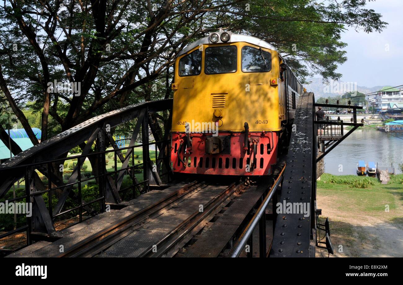 KANCHANABURI, THAILAND: Thai Eisenbahn Zug über die legendäre Brücke am Kwai Stockfoto