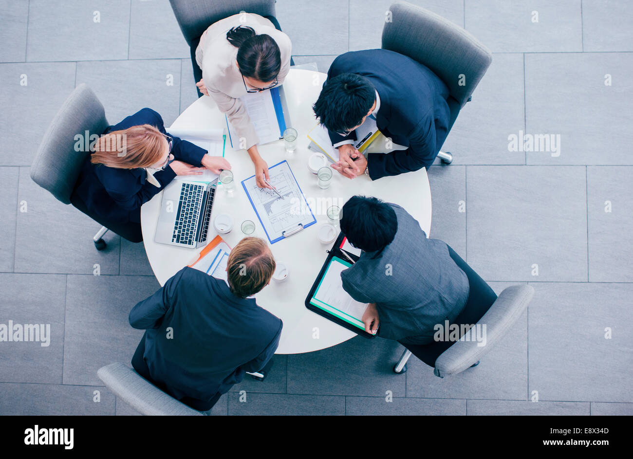Geschäftsleute in Sitzung am Tisch reden Stockfoto