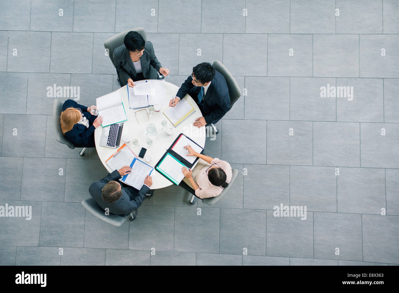 Geschäftsleute mit Treffen am Tisch Stockfoto