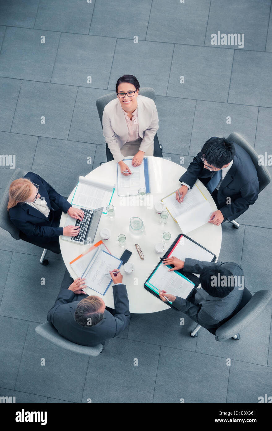 Geschäftsleute in Sitzung am Tisch reden Stockfoto