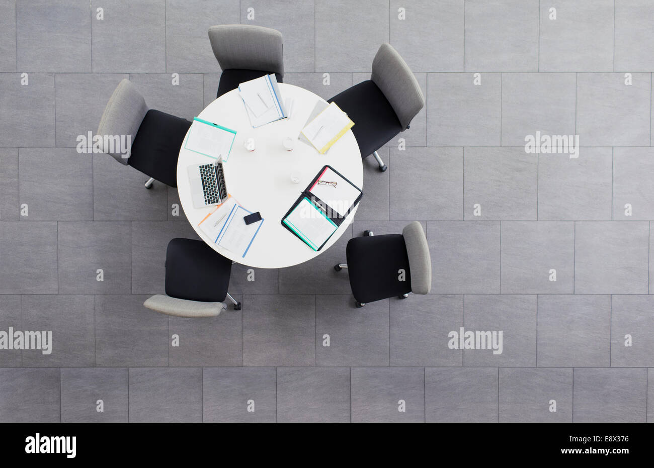 Papierkram verstreut am Besprechungstisch im Bürogebäude Stockfoto