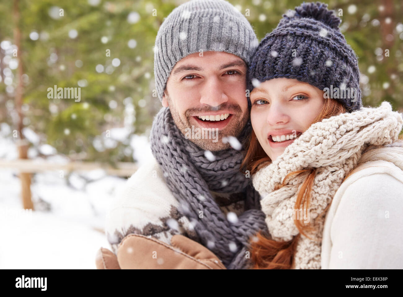 Paar umarmt im Schnee Stockfoto