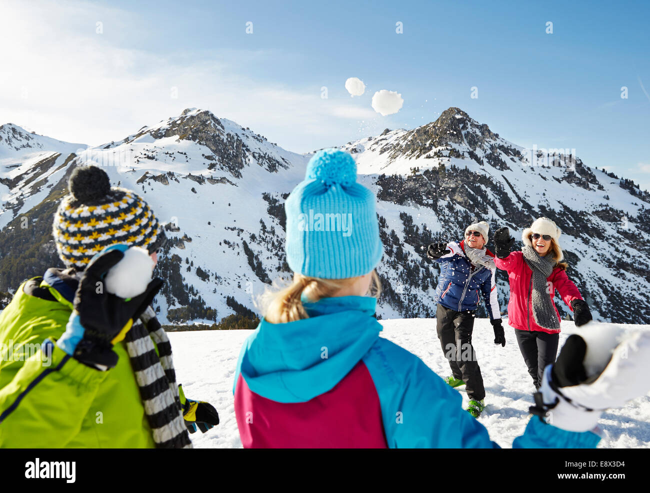 Familie mit einer Schneeballschlacht am Berg Stockfoto