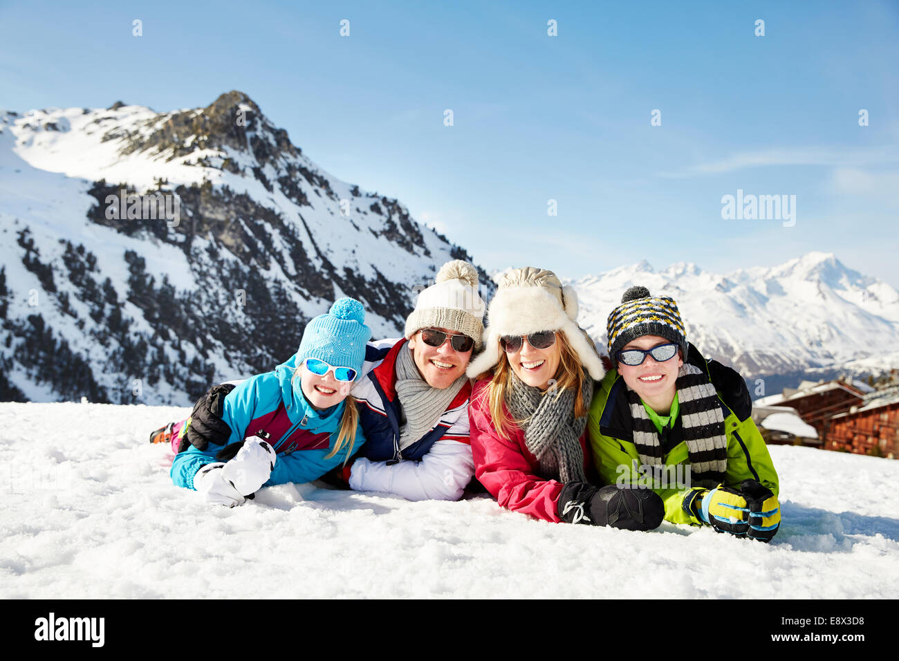 Familie im Schnee zusammen zu legen Stockfoto