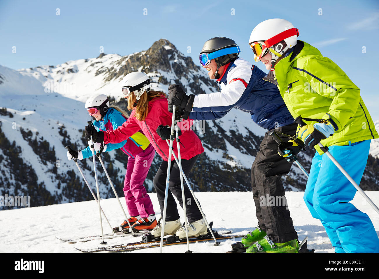 Familie zusammen Skifahren Stockfoto