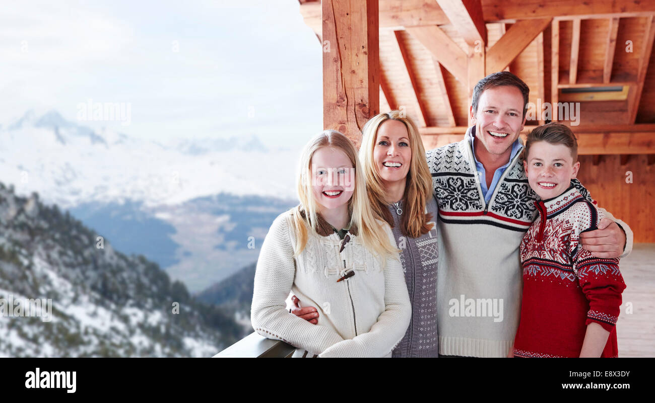 Familie lächelnd auf Balkon zusammen Stockfoto