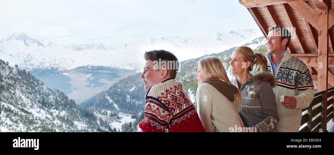Familie mit Blick vom Balkon zusammen Stockfoto