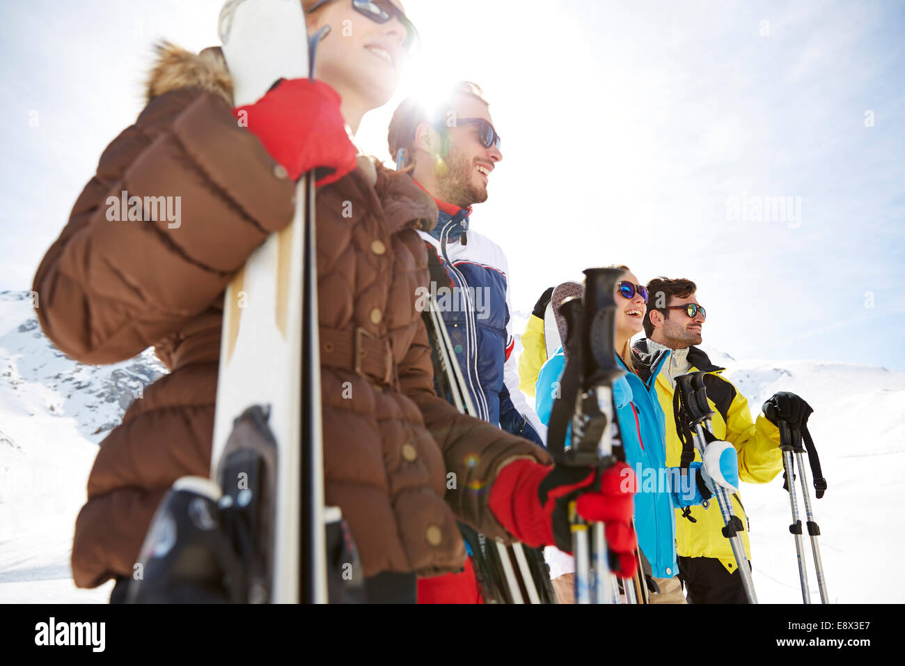 Freunde stehen mit den Skiern auf Berggipfel Stockfoto