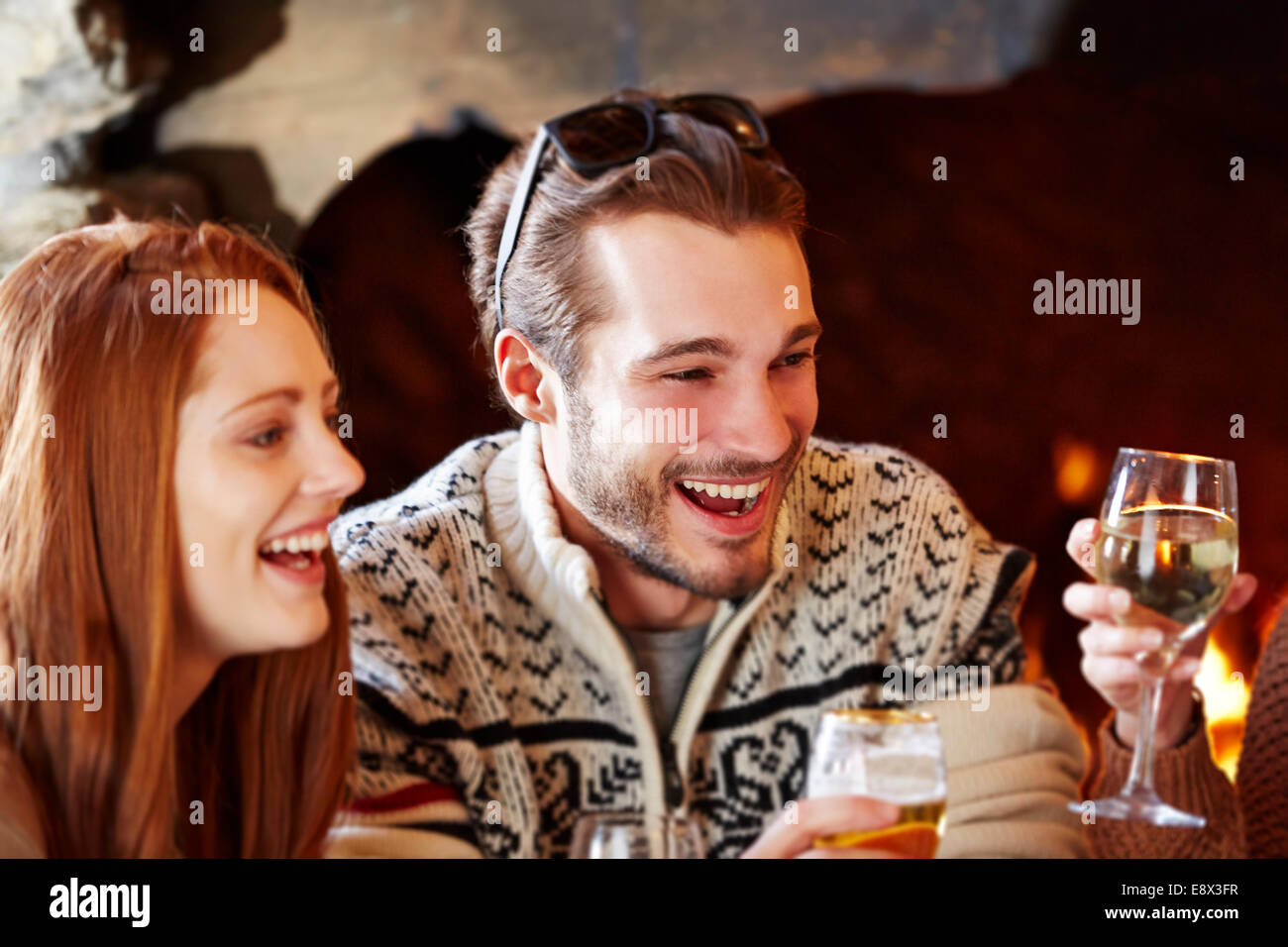 Paar genießt Drinks mit Freunden Stockfoto