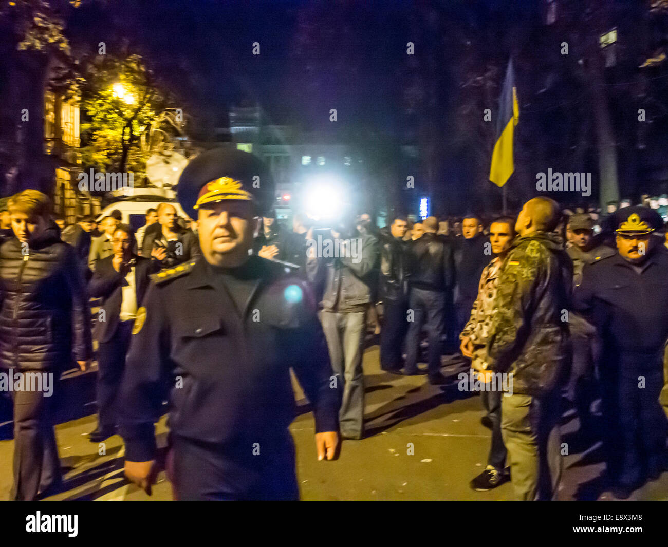 Minister für die Streitkräfte der Ukraine Stepan Poltorak befriedet die Nacht vor der Genehmigung des Verkhovna Rada Riot Wehrpflichtige entscheidend für den Bau der ukrainischen Präsidentschaftswahlen Verwaltung Stockfoto