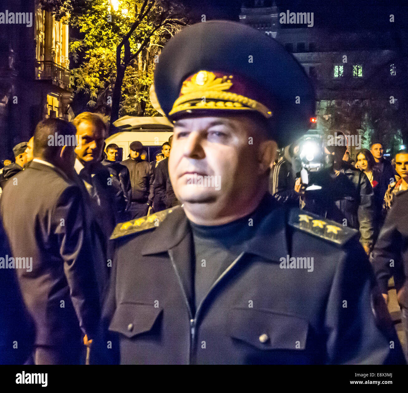 Minister für die Streitkräfte der Ukraine Stepan Poltorak befriedet die Nacht vor der Genehmigung des Verkhovna Rada Riot Wehrpflichtige entscheidend für den Bau der ukrainischen Präsidentschaftswahlen Verwaltung Stockfoto