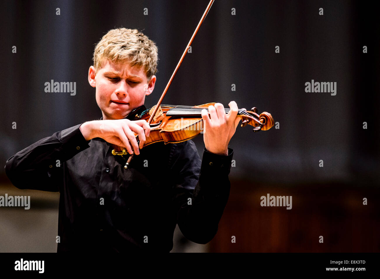 Saiten: Ein Teenager junge männliche Musiker Geiger erklingt in Aberystwyth MusicFest 2014 Stockfoto