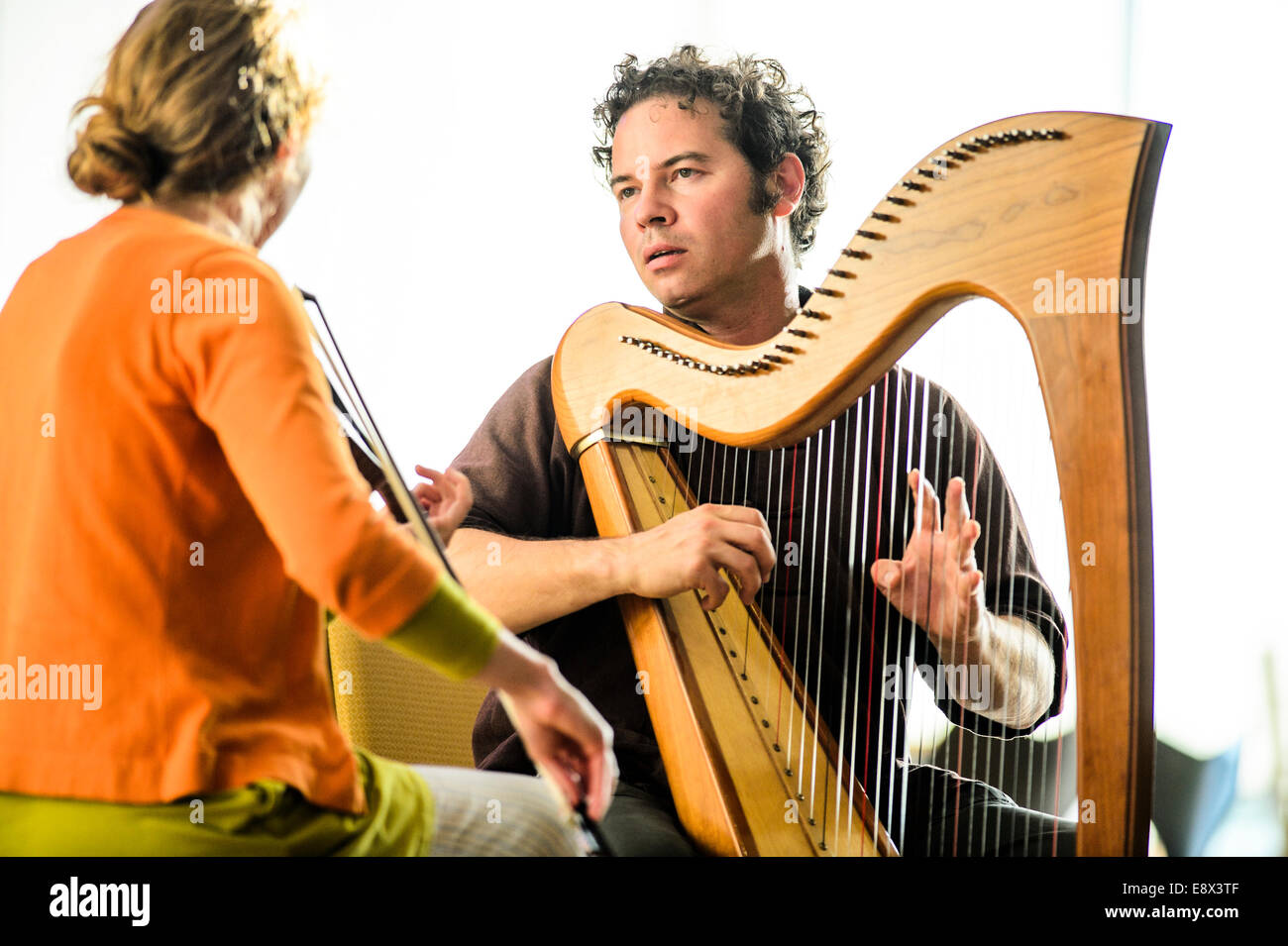 Ceri Owen-Jones (Harfenistin) erklingt in Aberystwyth MusicFest 2014 Stockfoto