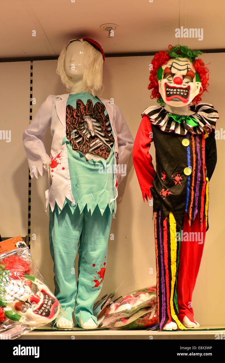 Stock Foto - Kinder Halloween Outfits auf Display, Dunnes Stores, Foyleside Shopping Centre, Derry, Londonderry, nördlichen Ir Stockfoto