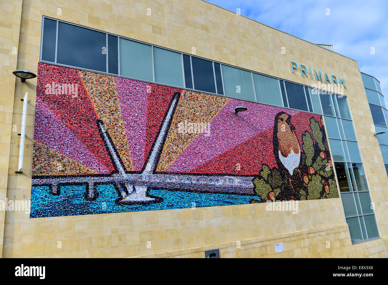 Stock Foto - Mosaik Wandbild an der Seitenwand des Primark Shop, Derry, Londonderry, Nordirland. © George Sweeney /Alamy Stockfoto