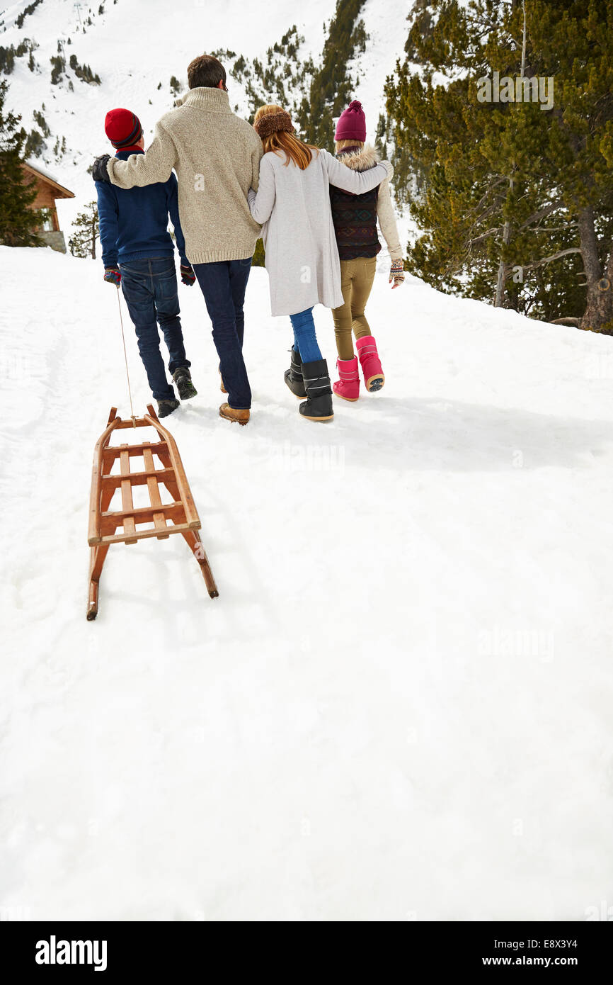 Familie zusammen im Schnee spazieren Stockfoto