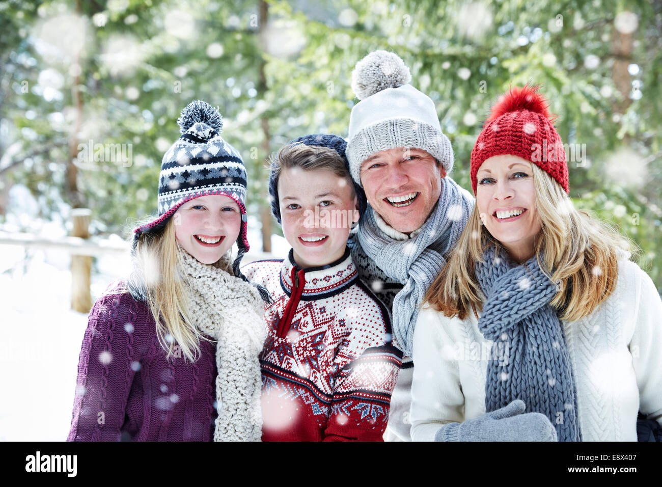 Familie umarmt im Schnee Stockfoto