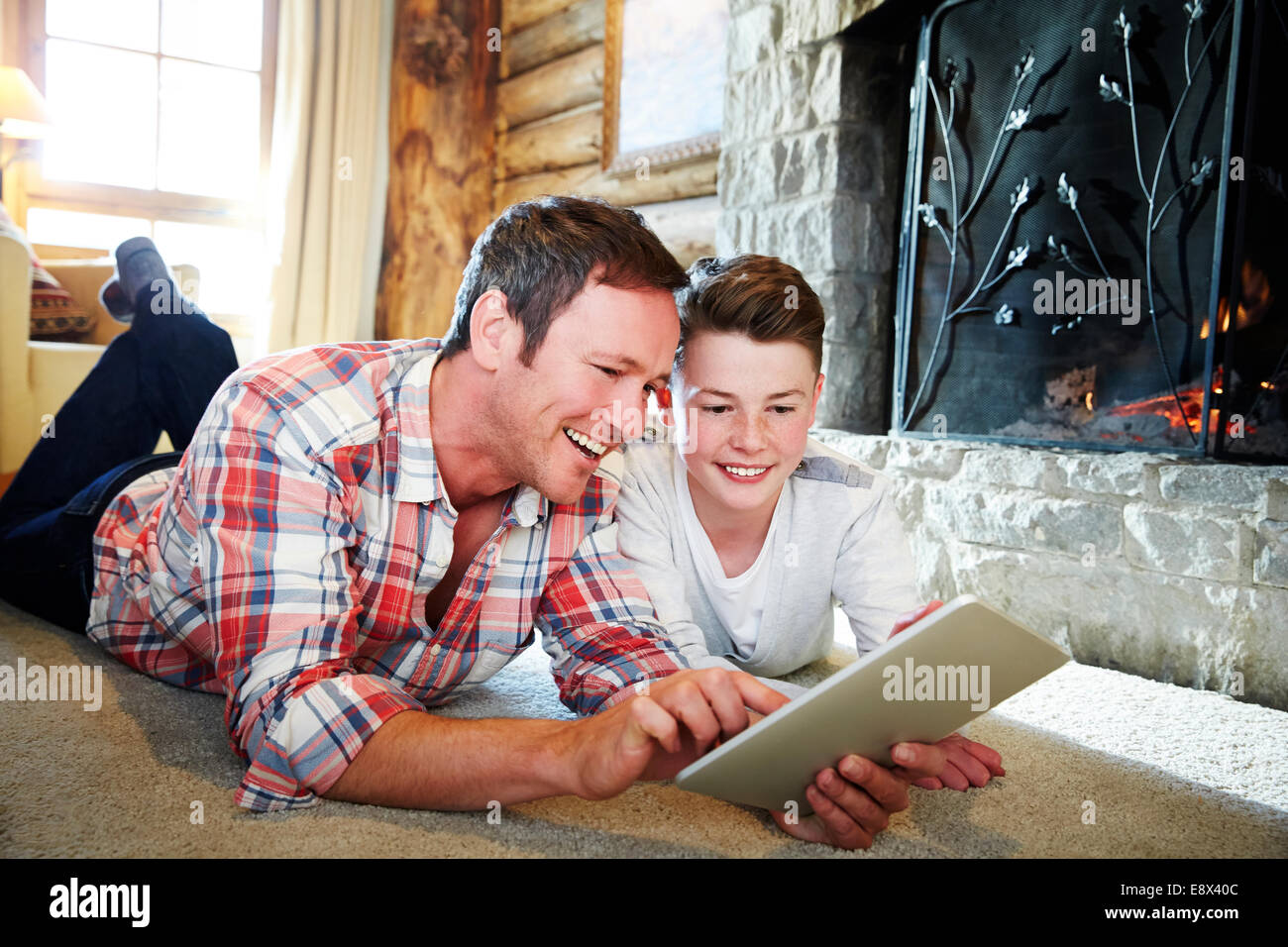 Vater und Sohn spielen zusammen mit digital-Tablette Stockfoto