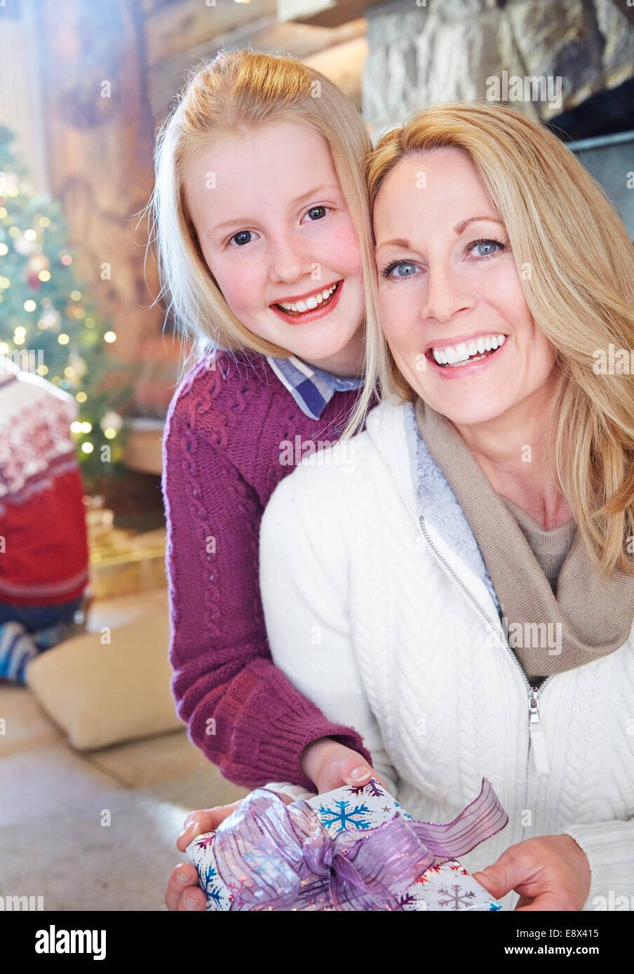 Familie Austausch von Geschenken zu Weihnachten Stockfoto