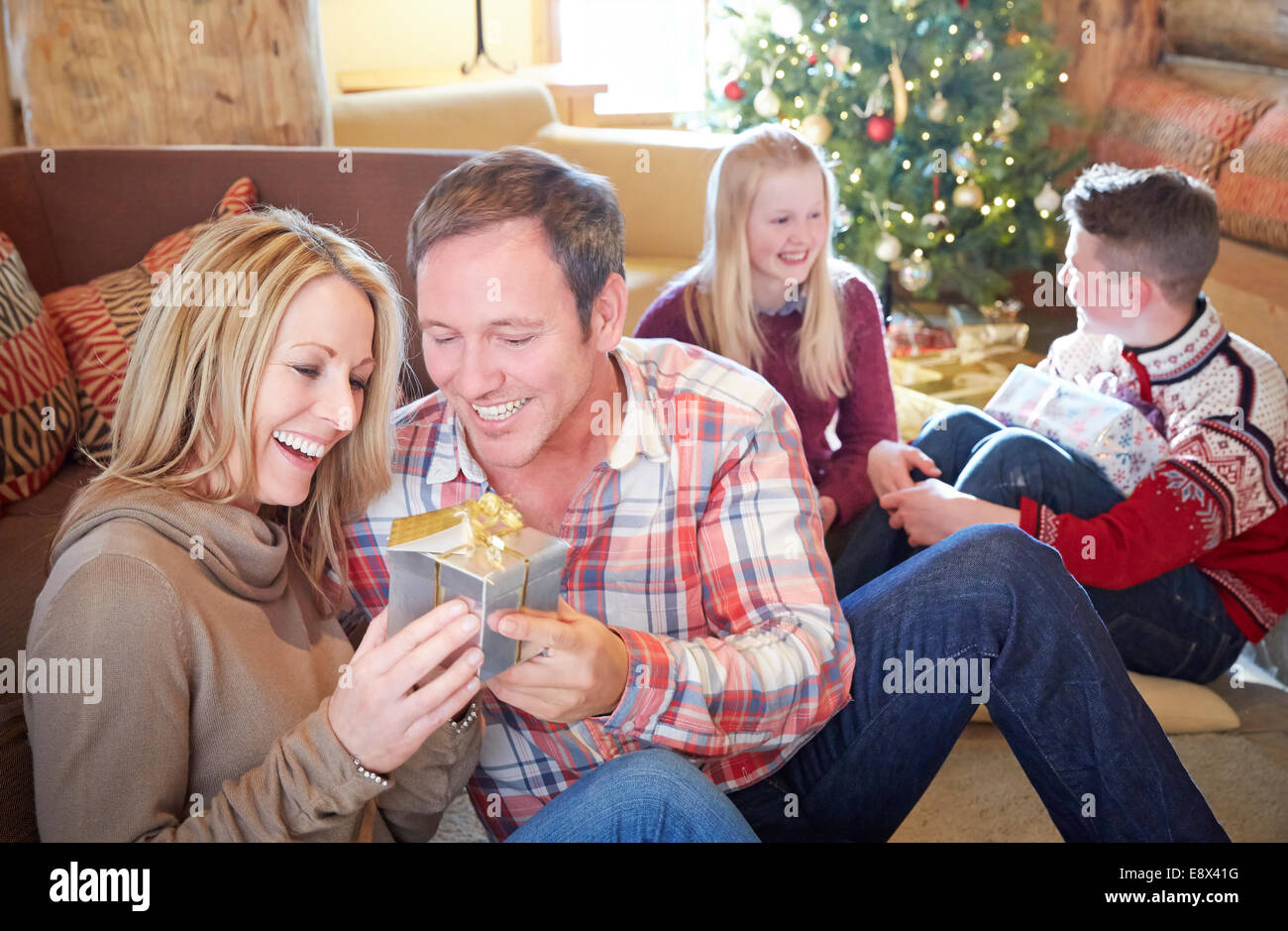 Familie Austausch von Geschenken zu Weihnachten Stockfoto