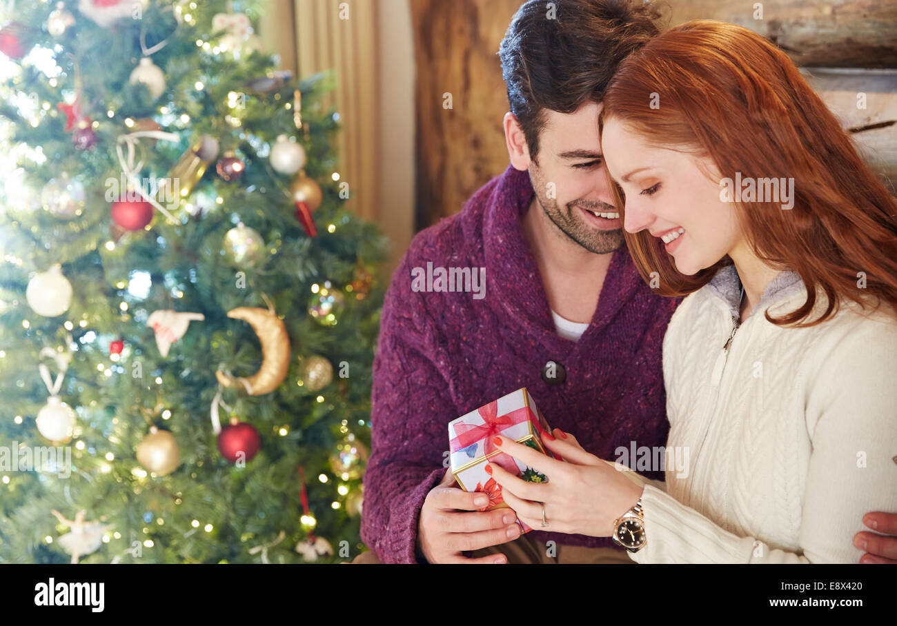 Paar Austausch von Geschenken zu Weihnachten Stockfoto
