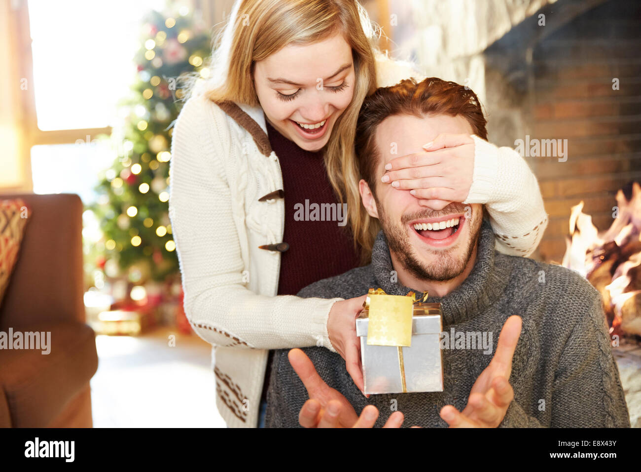 Paar Austausch von Geschenken zu Weihnachten Stockfoto