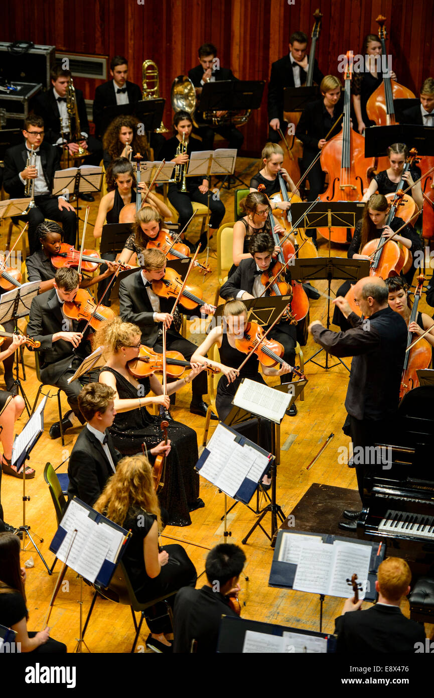 Saiten: Geigen, Bratschen und Celli im Londoner Schulen Symphony Orchestra in Aberystwyth MusicFest 2014 Stockfoto