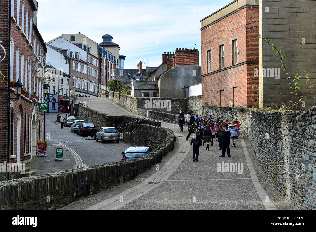 Stock Foto - Schülerinnen und Schüler mit Lehrern, Derry, Londonderry, Nordirland. © George Sweeney /Alamy Stockfoto