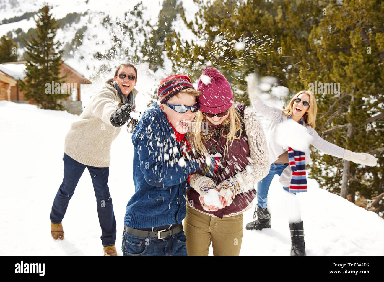 Familie mit Schneeballschlacht zusammen Stockfoto