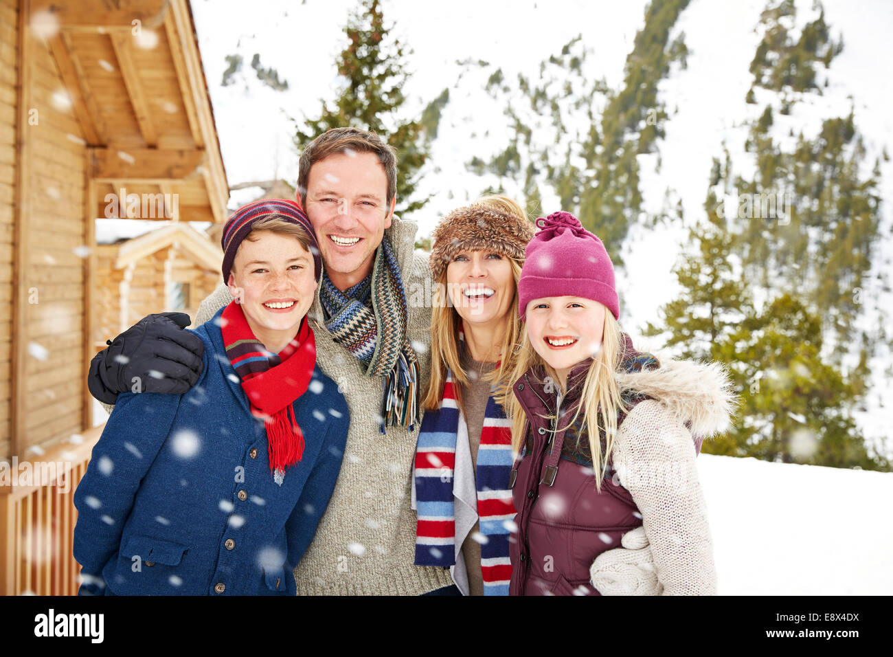 Familie umarmt im Schnee Stockfoto