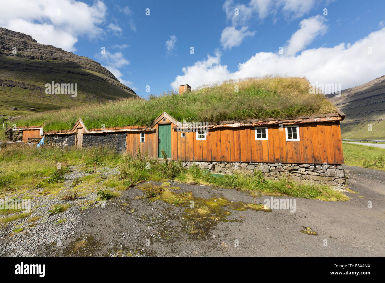 Holzhaus mit Rasen bedeckt Dach. Bordoy Insel Stockfoto