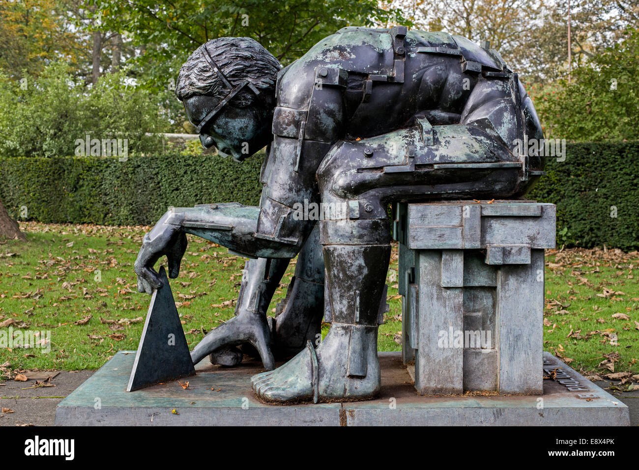 „Master of the Universe“ alias „Newton after Blake“ von Eduardo Paolozzi am Eingang der Gallery of Modern Art (Two) in Edinburgh, Schottland, Großbritannien. Stockfoto