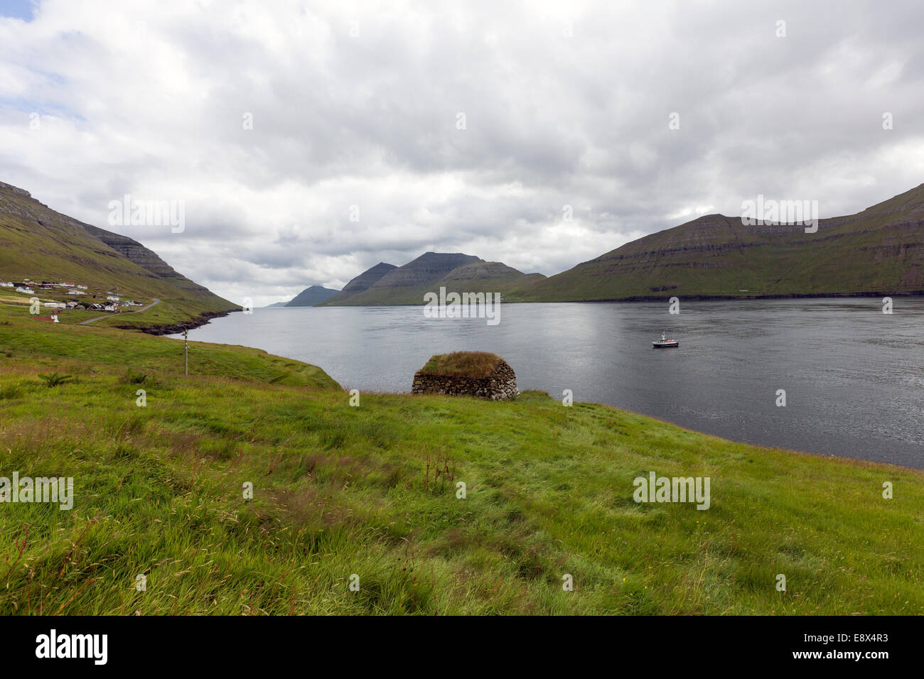 Kunoy Village, Insel Kunoy und Kalsoy Island auf der rechten Seite Stockfoto