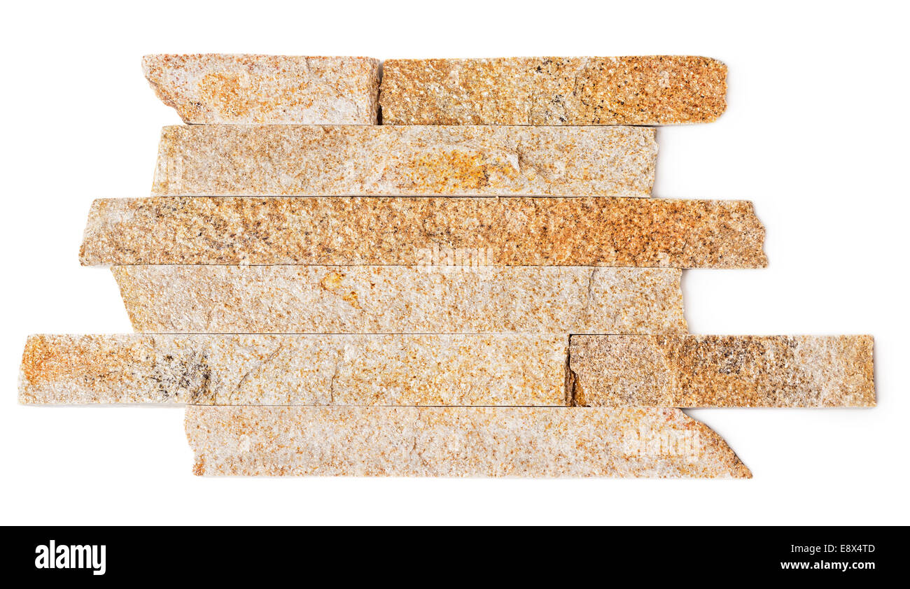 Fragment der Mauer gemacht von Schiefer isoliert auf weißem Hintergrund Stockfoto