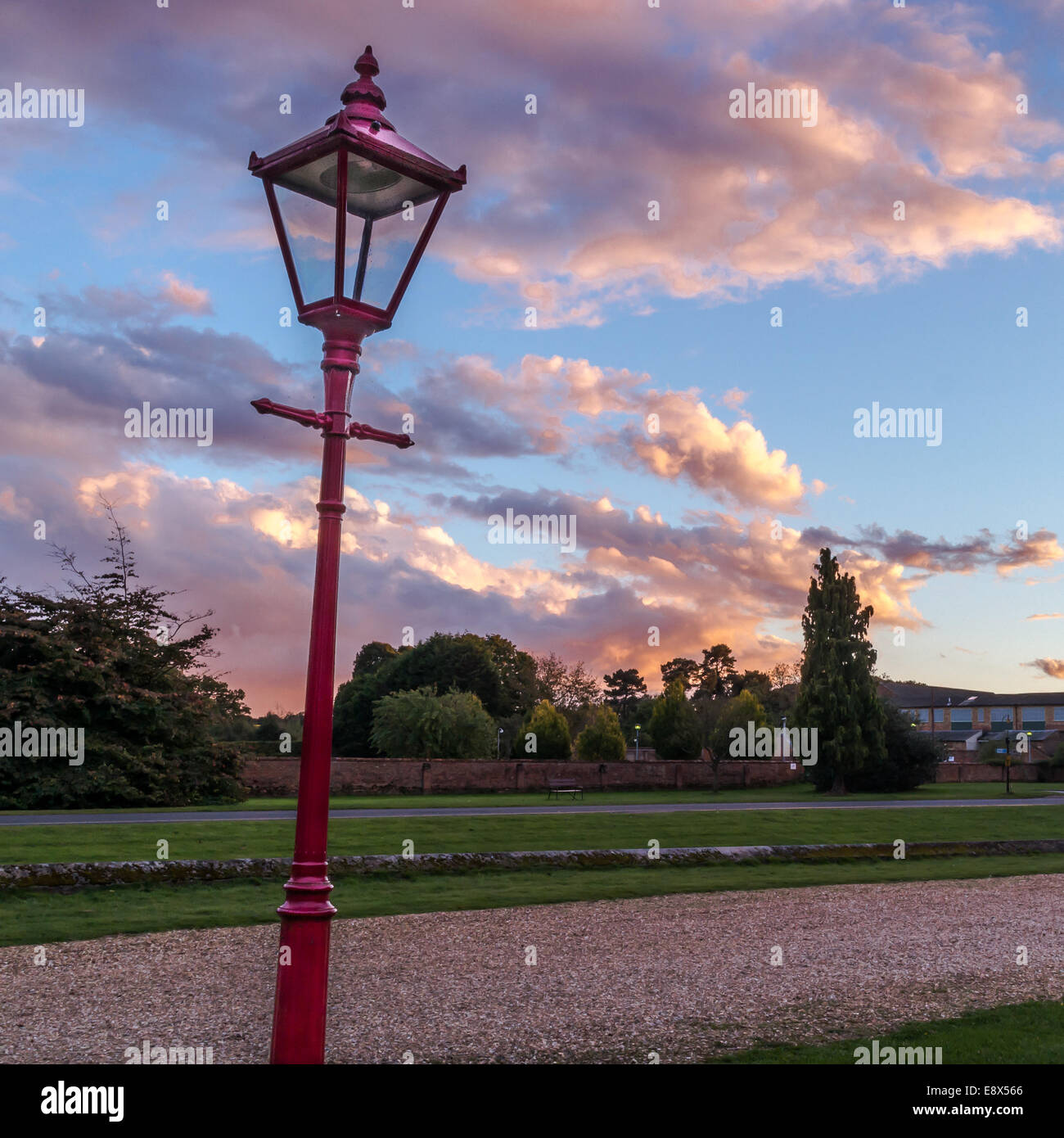 Roten Lampost bei Sonnenuntergang Stockfoto