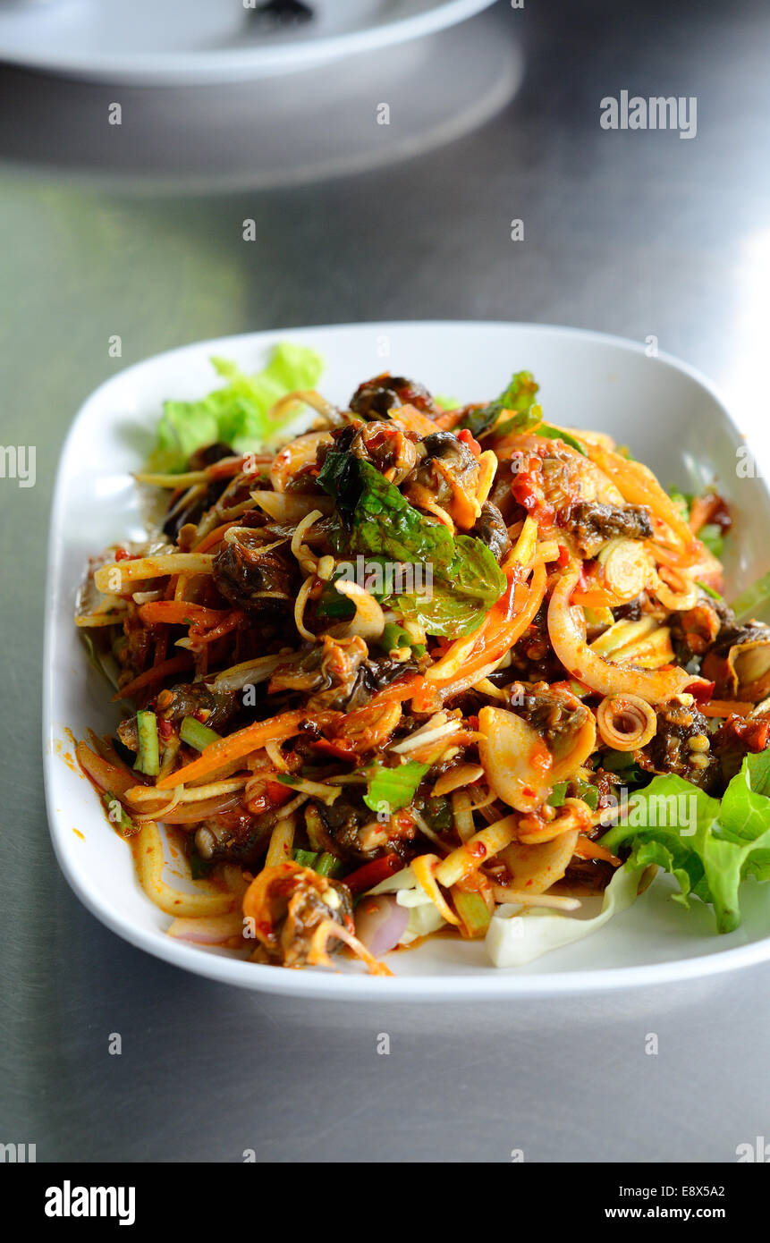 scharf und würzig Blut Herzmuschel Shell (Tegillarca Granosa) Salat am Tisch im Thai Indiomarkt Stockfoto