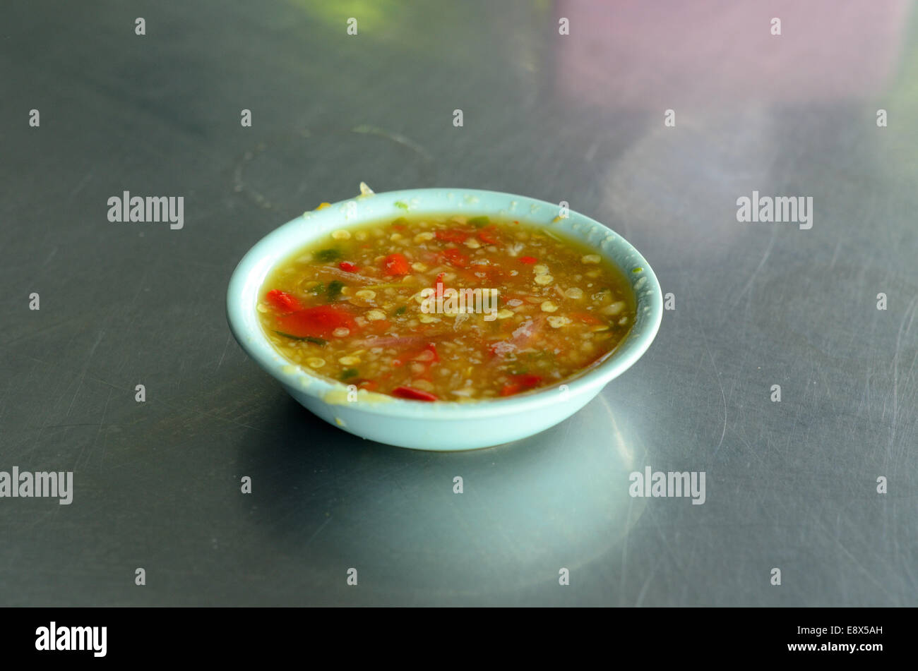 scharf und würzig gebratene platty Fisch-Sauce in Thai Indiomarkt auf Tisch Stockfoto