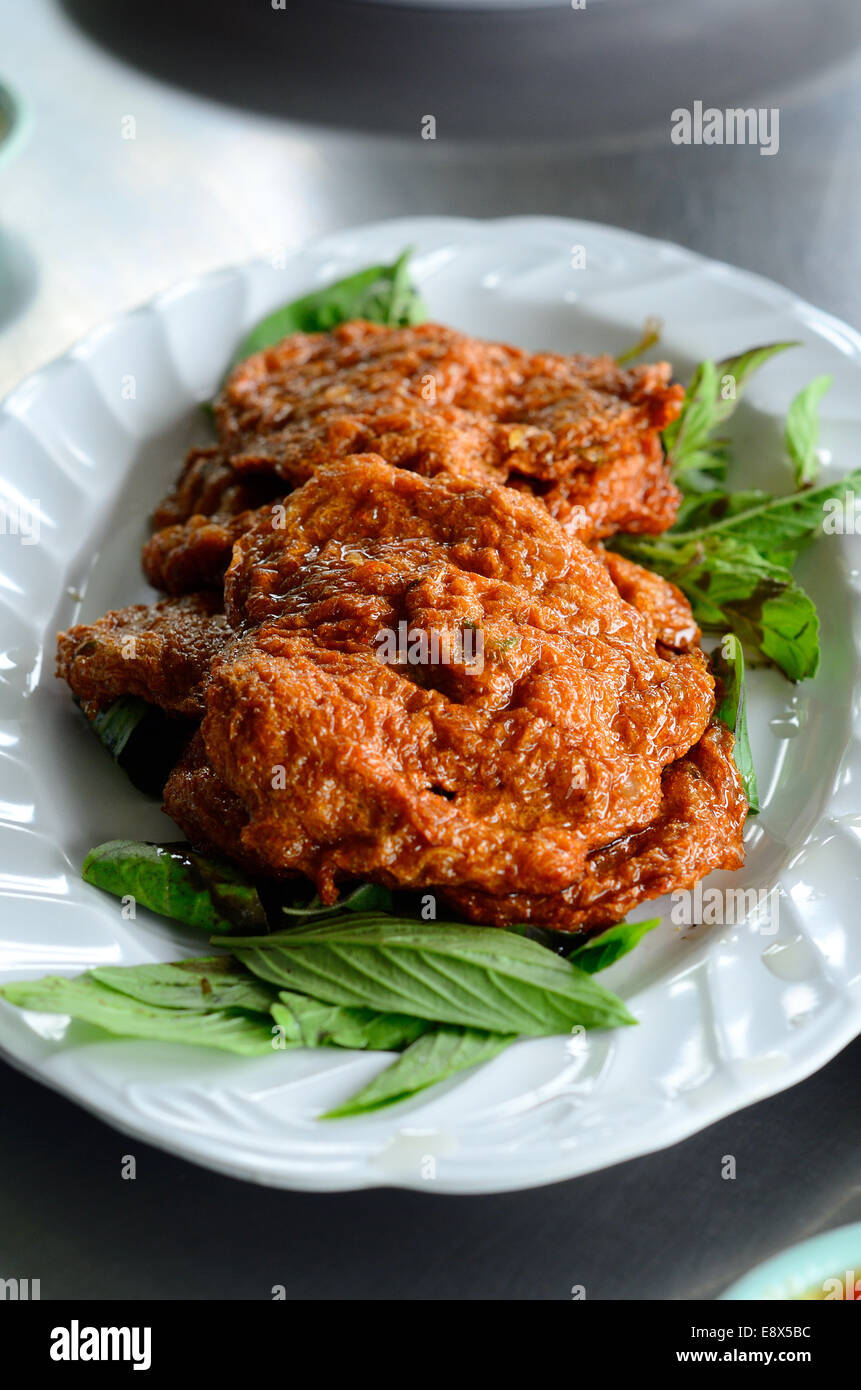 gebratenen Fisch Patty in Thai Indiomarkt auf Tisch Stockfoto