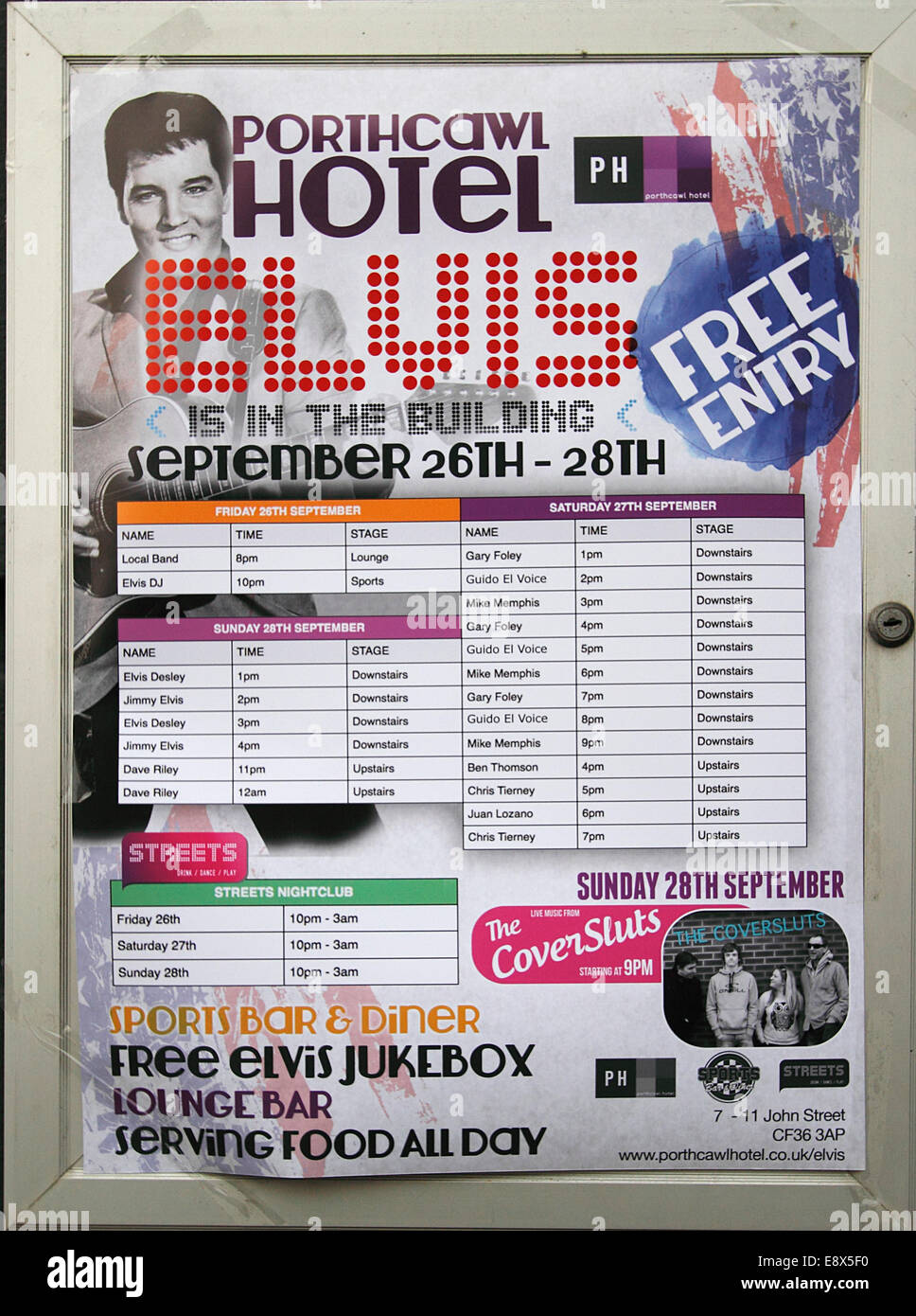 Viele Geschäfte unterstützt das Festival auf ihre eigene Weise mit Fahnen Plakate und andere Synbolism von Elvis und seiner Ära The World Famous Stockfoto Viele Geschäfte unterstützt das Festival auf ihre eigene Weise mit Fahnen Plakate und andere Synbolism von Elvis und seiner Ära The World Famous Stockfoto