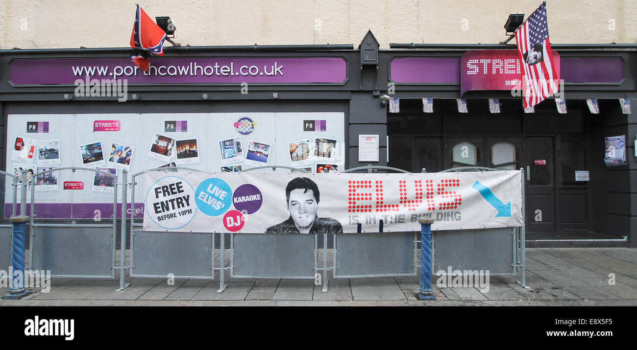 Viele Geschäfte unterstützt das Festival auf ihre eigene Weise mit Fahnen Plakate und andere Synbolism von Elvis und seiner Ära The World Famous Stockfoto Viele Geschäfte unterstützt das Festival auf ihre eigene Weise mit Fahnen Plakate und andere Synbolism von Elvis und seiner Ära The World Famous Stockfoto