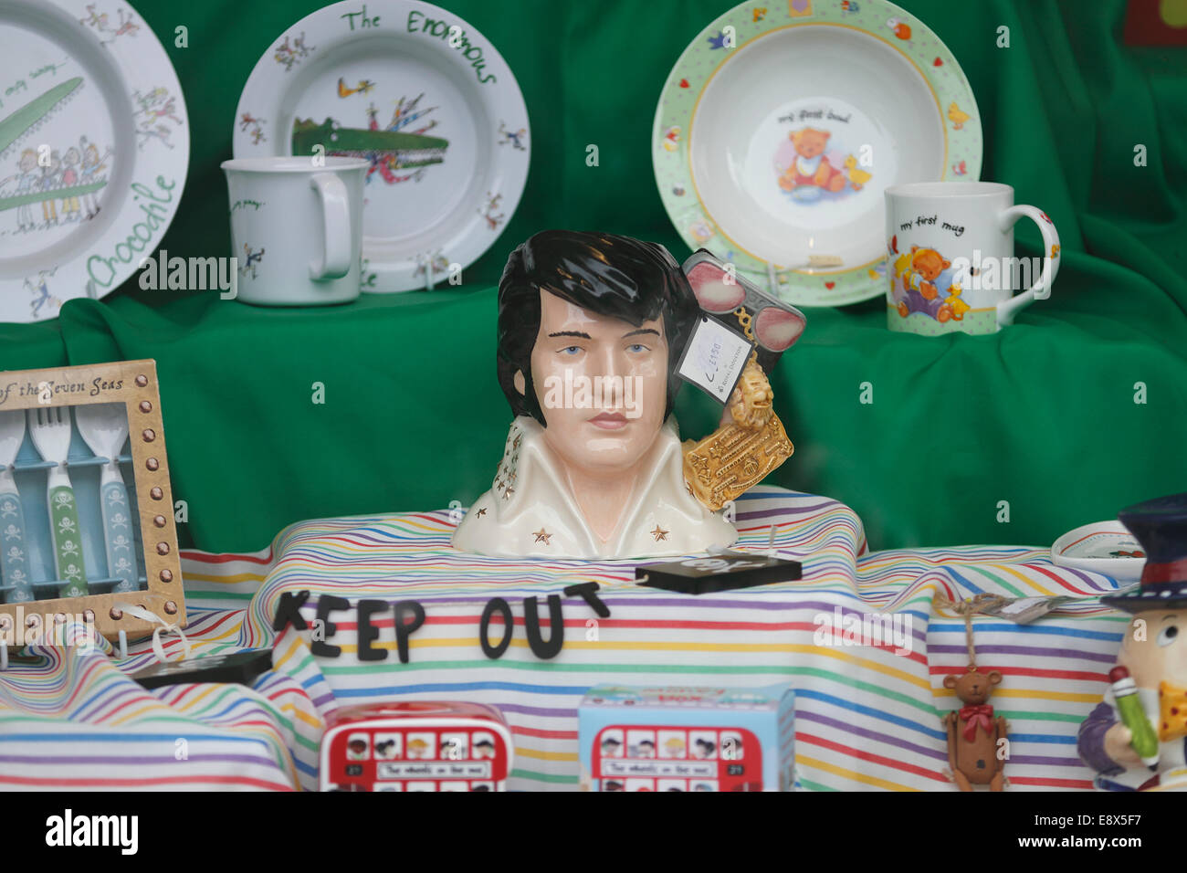 Viele Geschäfte unterstützt das Festival auf ihre eigene Weise mit Fahnen Plakate und andere Synbolism von Elvis und seiner Ära The World Famous Stockfoto Viele Geschäfte unterstützt das Festival auf ihre eigene Weise mit Fahnen Plakate und andere Synbolism von Elvis und seiner Ära The World Famous Stockfoto