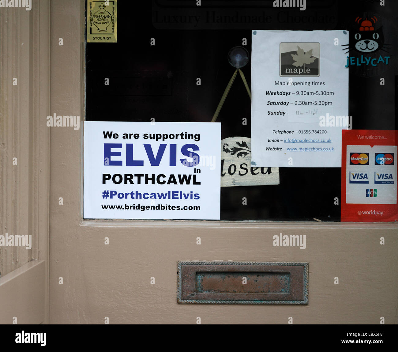 Viele Geschäfte unterstützt das Festival auf ihre eigene Weise mit Fahnen Plakate und andere Synbolism von Elvis und seiner Ära The World Famous Stockfoto Viele Geschäfte unterstützt das Festival auf ihre eigene Weise mit Fahnen Plakate und andere Synbolism von Elvis und seiner Ära The World Famous Stockfoto